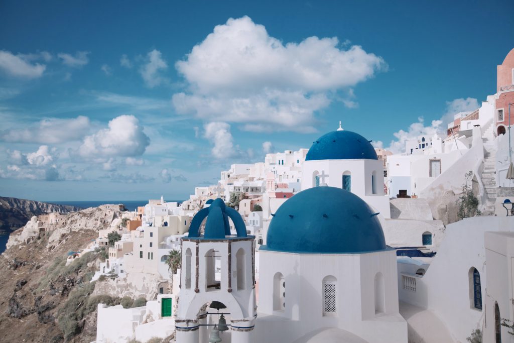 Entdecke die Schönheit Griechenlands! Die weiße Stadt, bekannt für ihre malerischen Gassen und traumhaften Ausblicke, ist ein beliebtes Reiseziel. Starte deine Karriere im Tourismus mit einer Ausbildung und werde Teil dieser aufregenden Branche.